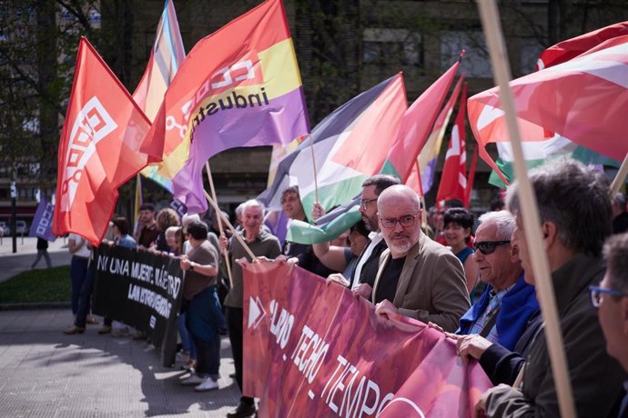 Imagen de la concentración convocada por CCOO en Pamplona reclamando "salario, techo y tiempo" para la clase trabajadora
