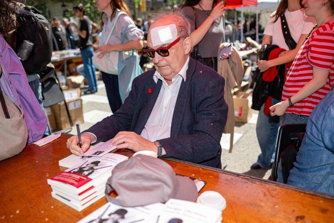 El escritor Enrique Vila-Matas firma ejemplares de sus libros en la Fira de Llibres de Sant Jordi, a 23 de abril de 2026, en Barcelona, Catalunya (España). Hoy, jueves 23 de abril de 2026, Barcelona celebra la Diada de Sant Jordi, una de las festividades 