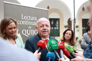 Jesús Aguirre atiende a los medios antes de participar en Córdoba en la lectura continuada de 'El Quijote'.