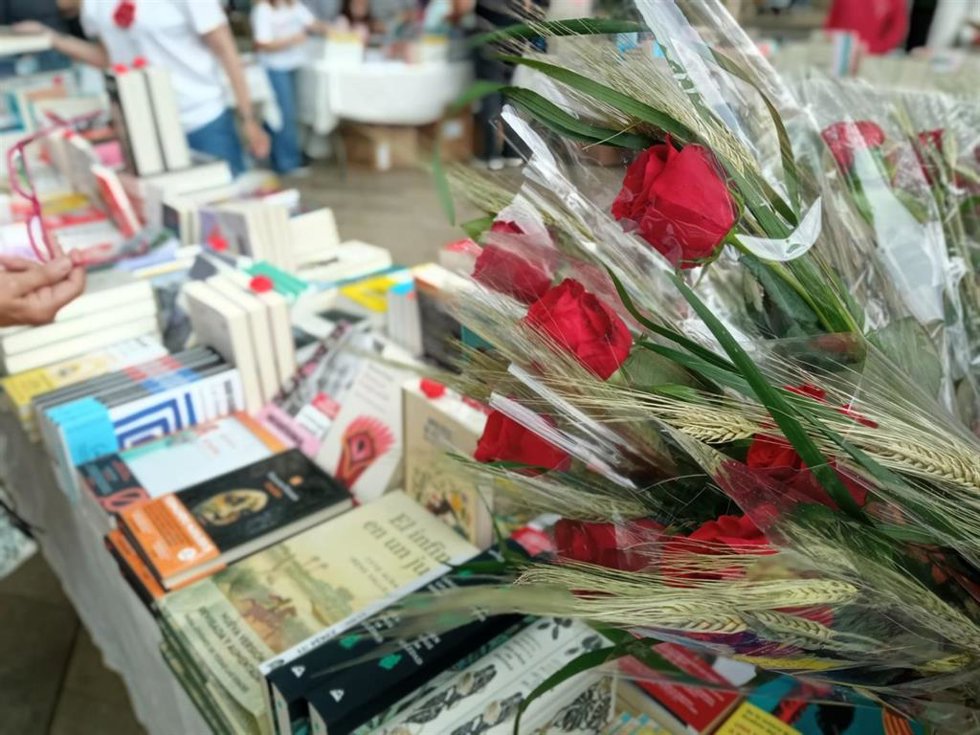 Archivo - Puestos de libros en varios calles de Palma por el Día del Libro y por Sant Jordi.