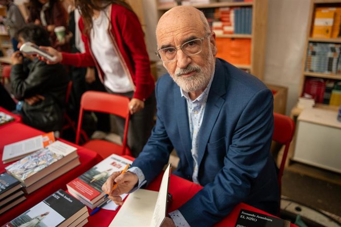 El escritor Fernando Aramburu firma ejemplares de sus libros en la Fira de Llibres de Sant Jordi, a 23 de abril de 2026, en Barcelona, Catalunya (España). Hoy, jueves 23 de abril de 2026, Barcelona celebra la Diada de Sant Jordi, una de las festividades m