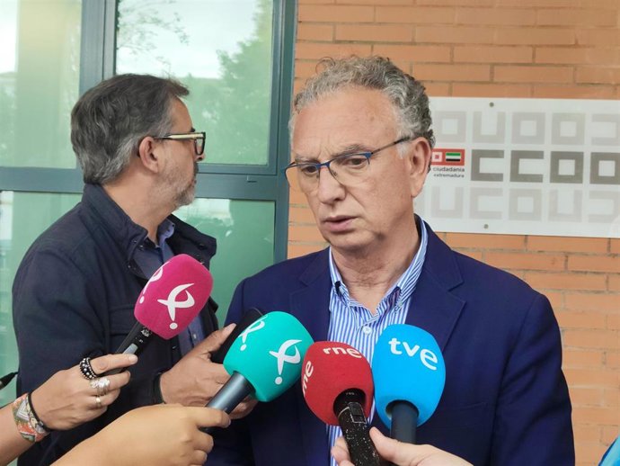 El delegado del Gobierno en Extremadura, José Luis Quintana, atiende a los medios en la inauguración de la nueva sede de la Federación de Servicios a la Ciudadanía de CCOO Extremadura, en Mérida.