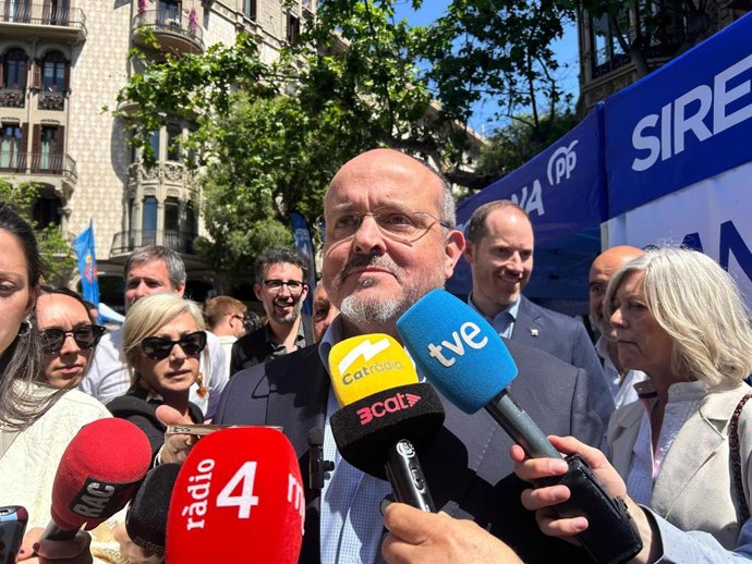 El presidente del PP de Catalunya, Alejandro Fernández, en declaraciones a periodistas