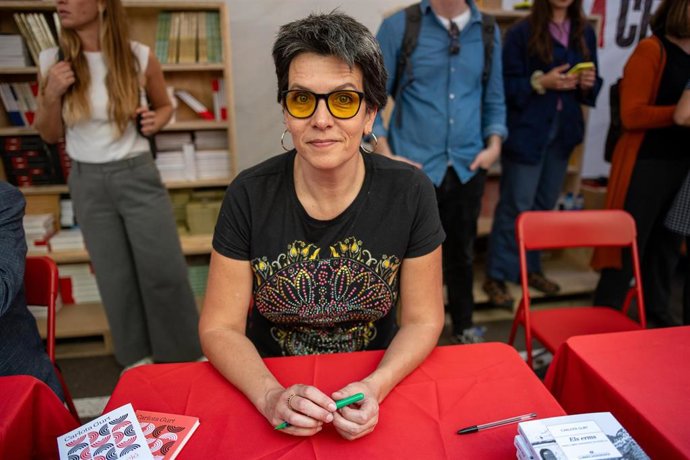 La escritora Carlota Gurt firma ejemplares de sus libros en la Fira de Llibres de Sant Jordi, a 23 de abril de 2026, en Barcelona, Catalunya (España).