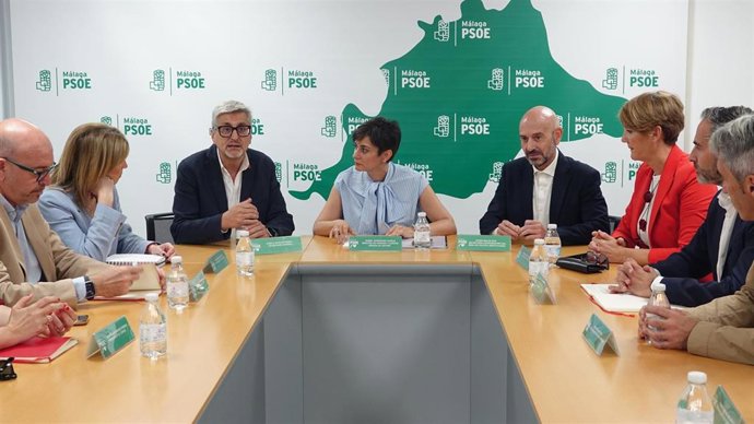 La secretaria de Vivienda y Agenda Urbana del PSOE, Isabel Rodríguez, y el secretario general del PSOE de Málaga, Josele Aguilar,