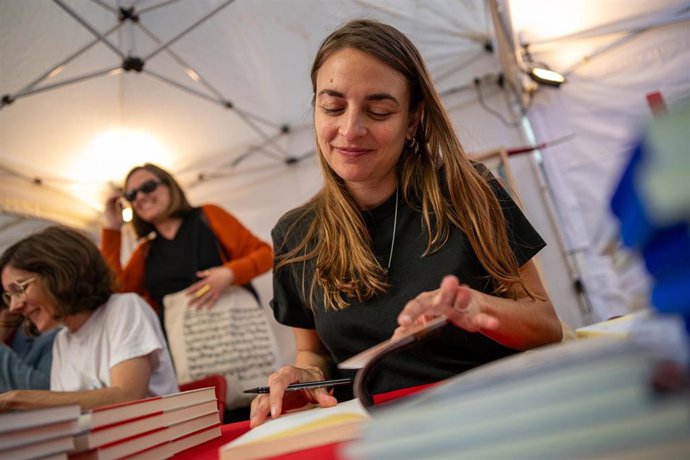La escritora Irene Solá firma ejemplares de sus libros en la Fira de Llibres de Sant Jordi, a 23 de abril de 2026, en Barcelona, Catalunya (España). Hoy, jueves 23 de abril de 2026, Barcelona celebra la Diada de Sant Jordi, una de las festividades más emb