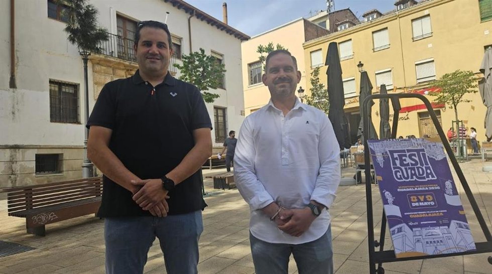 El concejal de Festejos de Guadalajara, Santiago López Pomeda, acompañado del vicepresidente de la Asociación Cultural SonoTK, José Luis González.