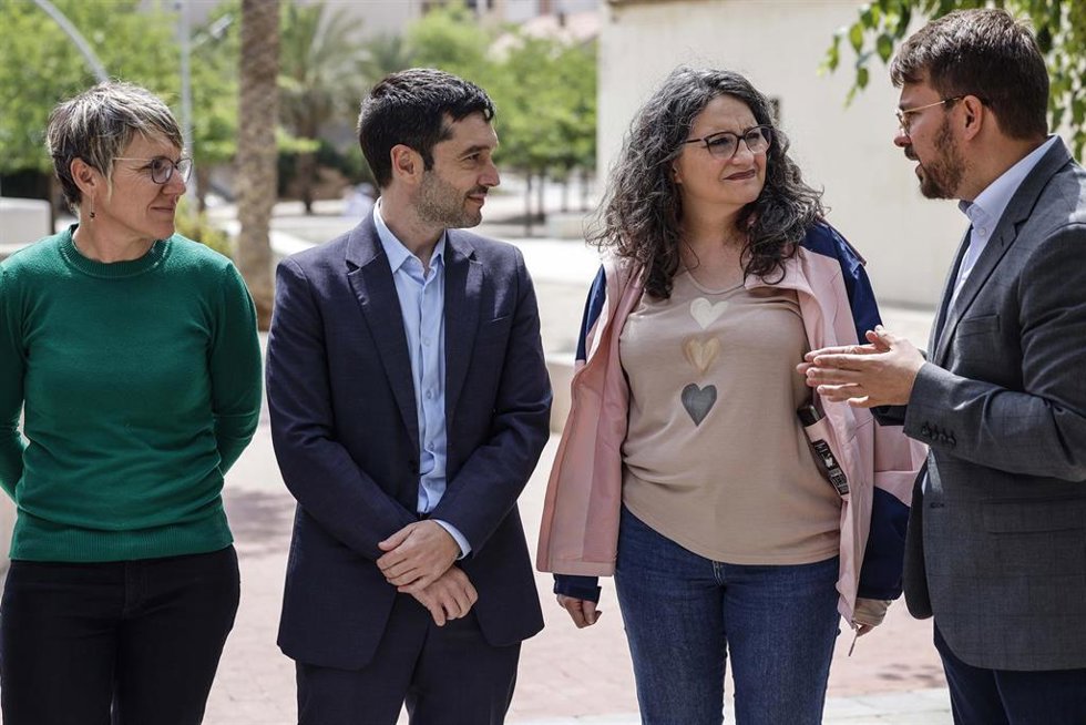 El ministro de Derechos Sociales, Consumo y Agenda 2030, Pablo Bustinduy (2i), y la exvicepresidenta de la Generalitat Valenciana, Mónica Oltra (2d), durante una reunión con diferentes entidades de desarrollo comunitario, en Orriols