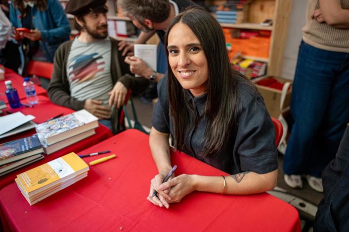La escritora Lucía Solla firma ejemplares de sus libros en la Fira de Llibres de Sant Jordi, a 23 de abril de 2026, en Barcelona, Catalunya (España). Hoy, jueves 23 de abril de 2026, Barcelona celebra la Diada de Sant Jordi, una de las festividades más em