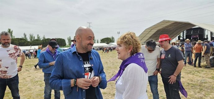 Los secretarios generales de CCOO y UGT en Castilla y León, Ana Fernández y Óscar Lobo, respectivamente, en Villalar de los Comuneros
