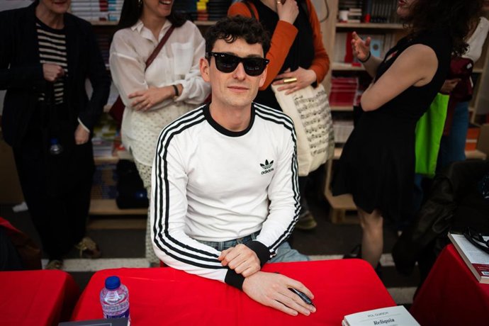 El escritor Pol Guasch firma ejemplares de sus libros en la Fira de Llibres de Sant Jordi, a 23 de abril de 2026, en Barcelona, Catalunya (España). Hoy, jueves 23 de abril de 2026, Barcelona celebra la Diada de Sant Jordi, una de las festividades más embl