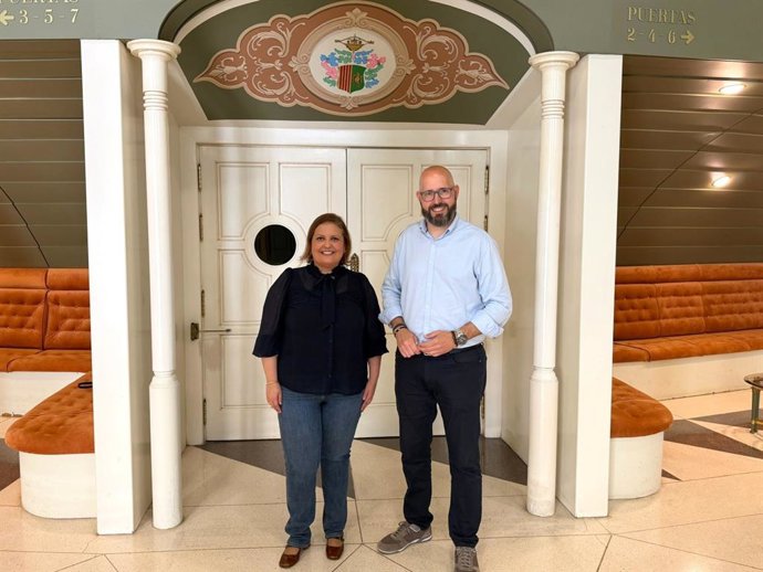 La concejala de Juventud de Orihuela, Anabel García (i), y el director general del IVAJ, Vicente Ripoll (d), en el Teatro Circo
