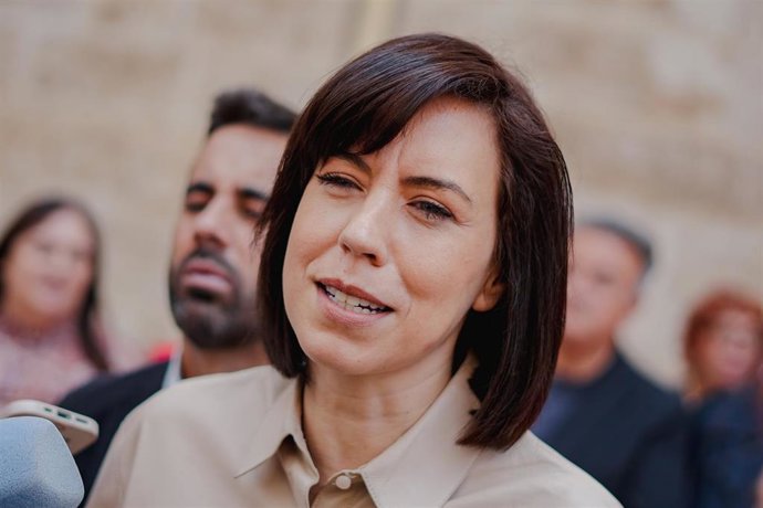 La secretaria general del PSPV-PSOE, Diana Morant (c), participa en la conmemoración de la celebración del 25 de abril a la puerta de Les Corts Valencianes, a 23 de abril de 2026, en Valencia