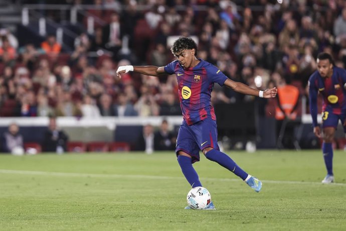 Lamine Yamal, do FC Barcelona, chuta a gol durante a partida de futebol da LaLiga EA Sports, disputada entre o FC Barcelona e o RC Celta de Vigo no estádio Spotify Camp Nou, em 22 de abril de 2026, em Barcelona, Espanha.