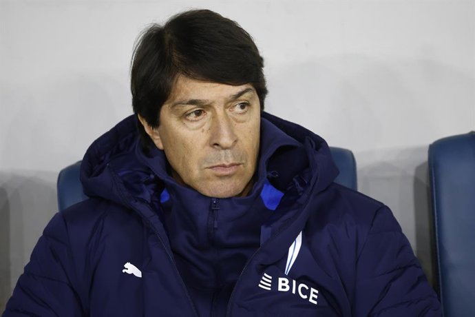 Futbol, Universidad Catolica vs Union La Calera Fecha 10, Liga de Primera 2026. El entrenador de Universidad Catolica Daniel Garnero es fotografiado durante el partido de la Liga de primera contra Union La Calera realizado en el estadio Claro Arena de