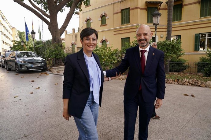 La ministra de Vivienda y Agenda Urbana, Isabel Rodríguez, junto al subdelegado del Gobierno en Málaga, Javier Salas, a su llegada para mantener una reunión con plataformas por el derecho a la vivienda de Málaga. A 23 de abril de 2026 en Málaga (Andalucía