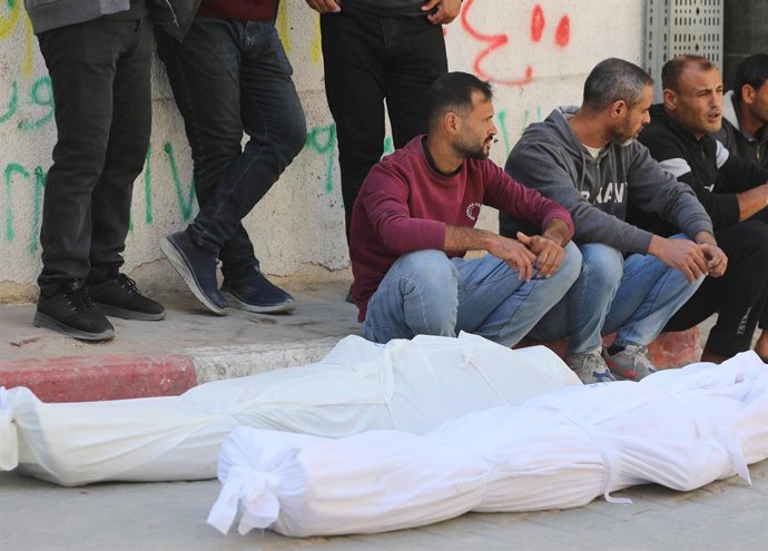 23 de abril de 2026, Cidade de Gaza, Faixa de Gaza, Território Palestino: Palestinos se despedem dos corpos de cinco cidadãos, incluindo três crianças, no Hospital Al-Shifa, na Cidade de Gaza. Eles foram mortos na noite anterior em um ataque aéreo israele