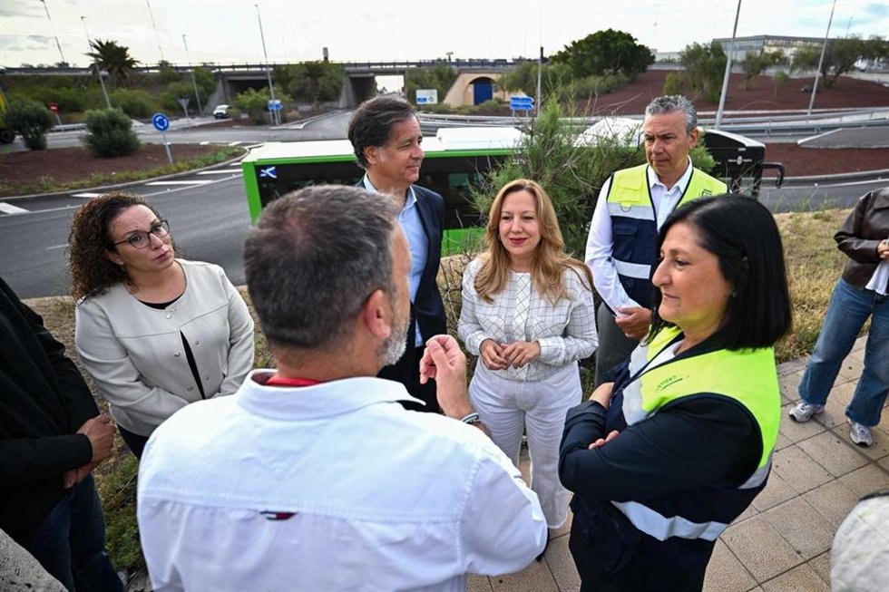 La presidenta del Cabildo, Rosa Dávila, visita las obras finalizadas en el acceso al Polígono Industrial de Güímar