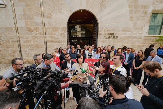 La secretaria general del PSPV-PSOE, Diana Morant (c), participa en la conmemoración de la celebración del 25 de abril a la puerta de Les Corts Valencianes, a 23 de abril de 2026, en Valencia