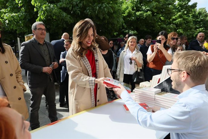 La alcaldesa de Zaragoza, Natalia Chueca, en uno de los stand del Día de Libro.