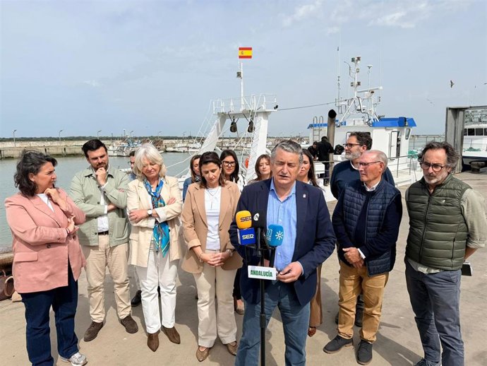 Antonio Sanz atiende a los periodistas en el puerto de Bonanza en Sanlúcar.
