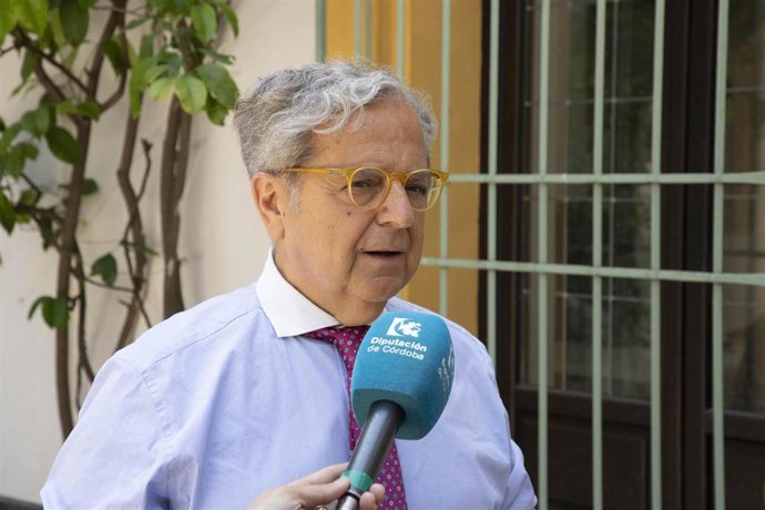 Salvador Fuentes explica los pormenores del contrato para la renovación de la red de abastecimiento de agua en alta en la zona oriental de la provincia.