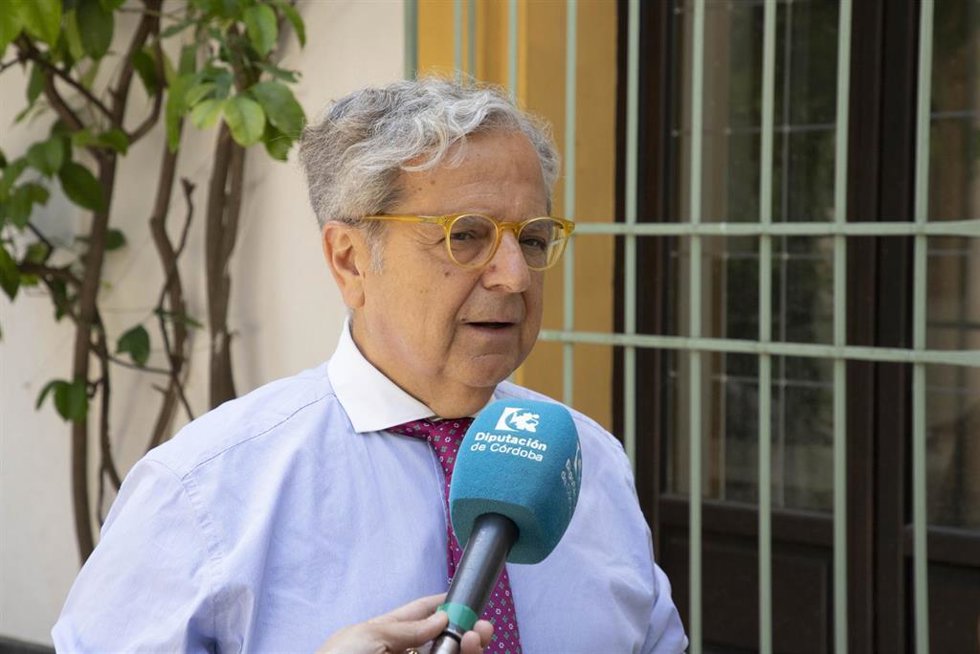 Salvador Fuentes explica los pormenores del contrato para la renovación de la red de abastecimiento de agua en alta en la zona oriental de la provincia.