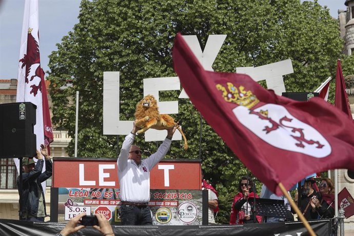 El V Caminu la Llibertá se ha celebrado en León para reivindicar la autonomía de la Región Leonesa en el Día de la Comunidad.