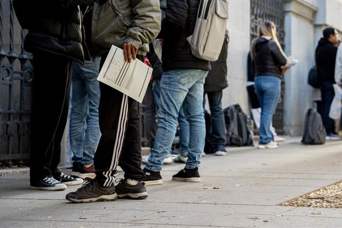 Imagen de archivo de personas en cola para tramitar la regularización extraordinaria de migrantes impulsada por el Gobierno.