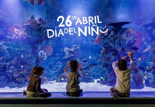 Tres niños jugando.