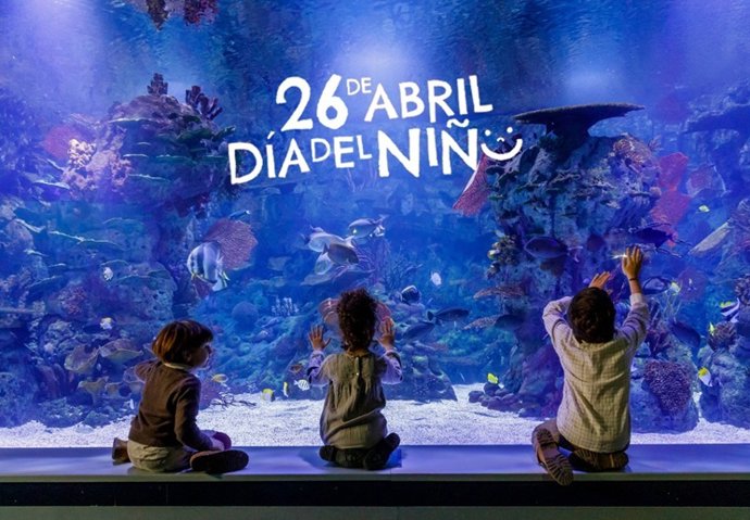 Tres niños jugando.