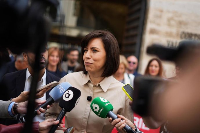 La secretaria general del PSPV-PSOE, Diana Morant (c), participa en la conmemoración de la celebración del 25 de abril a la puerta de Les Corts Valencianes, a 23 de abril de 2026, en Valencia