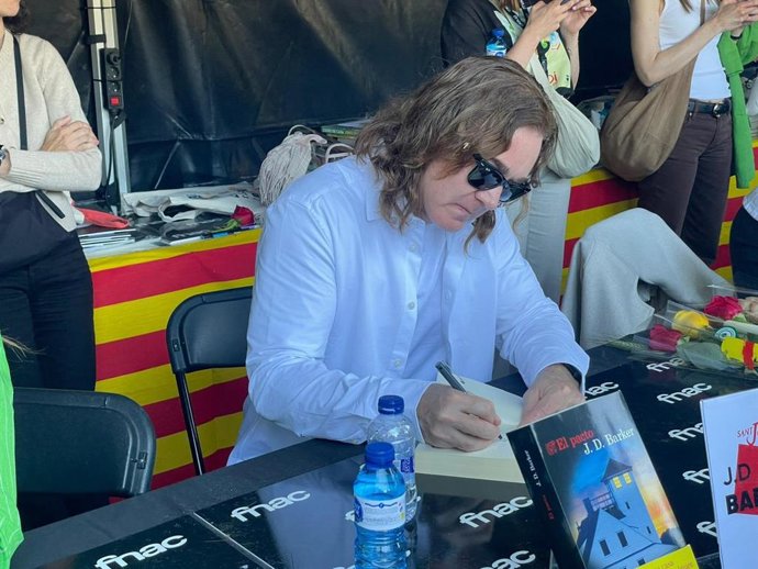 L'escriptor nord-americà J.D. Barker durant la diada de Sant Jordi 2026