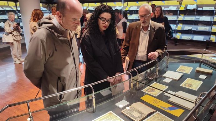 La consejera de Cultura, Vanessa Gutiérrez, en la inauguración de la muestra de autógrafos en biblitoecas asturinas.