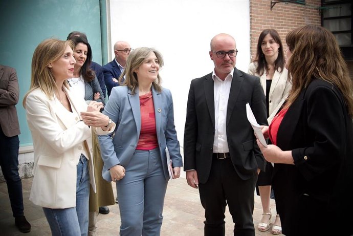 La alcaldesa de Alcorcón, Candelaria Testa, la secretaria de Estado de Migraciones, Pilar Cancela, y el delegado del Gobierno en Madrid, Francisco Martín, durante una visita a oficinas de Servicios Sociales en Alcorcón