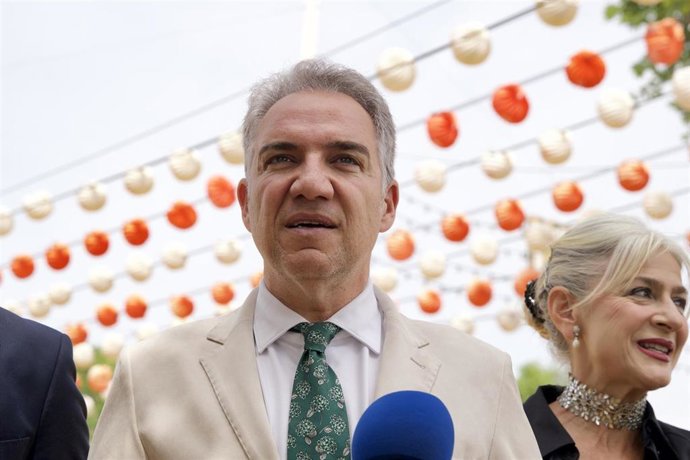 El vicesecretario de Política Autonómica y Municipal y Análisis Electoral del PP, Elías Bendodo, atiende a los medios en la contraportada de la Feria de Sevilla para tratar asuntos de la actualidad política andaluza y nacional con el telón de fondo de la 