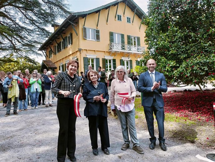 La alcaldesa de Gijón, Carmen Moriyón,  en el corte de cinta inaugural de la finca de La Isla, en el Jardín Botánico Atlántico, junto a las ex alcaldesas de Gijón, Paz Fernández Felgueroso y Ana González, y el edil de Urbanismo, Jesús Martínez Salvador.