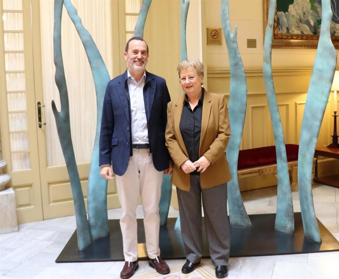 El presidente del Parlament, Gabriel Le Senne, y la presidenta del Patronato Obrero, Catalina Serra, en el Parlament