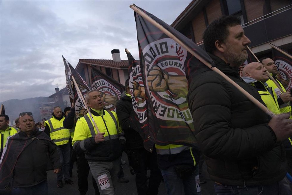Archivo - Trabajadores de la plantilla de Tubos Reunidos durante una manifestación en Amurrio, Álava