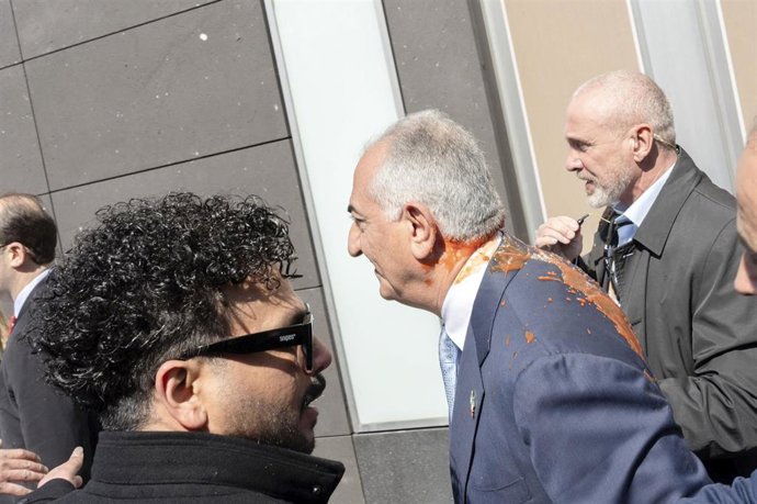 Reza Pahlavi, después de que una persona le lanzara un líquido rojo, "aparentemente salsa de tomate", según la Policía de Alemania, tras un acto en la capital, Berlín