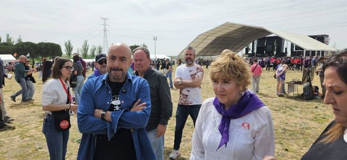 Los secretarios generales de CCOO y UGT en Castilla y León, Ana Fernández y Óscar Lobo, respectivamente, atienden a los medios en la campa de Villalar de los Comuneros (Valladolid)