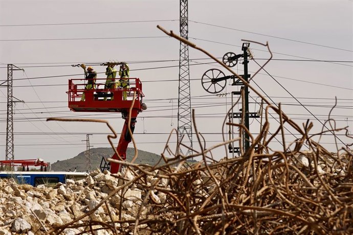 Archivo - Imagen de las obras de emergencias sobre el talud 