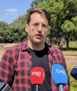 El portavoz de CHA, Jorge Pueyo,  a las puertas de la Aljafería este 23 de abril, después de que CHA se ausentase del acto institucional.