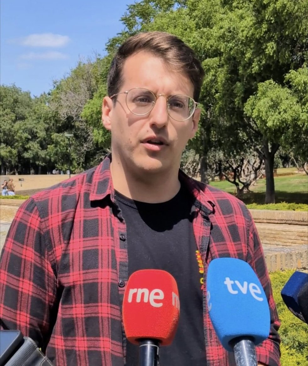 El portavoz de CHA, Jorge Pueyo,  a las puertas de la Aljafería este 23 de abril, después de que CHA se ausentase del acto institucional.