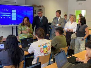 Castillo (izda.), junto al resto de autoridades, durante su visita al IES Ingeniero Juan de la Cierva de Puente Genil (Córdoba).