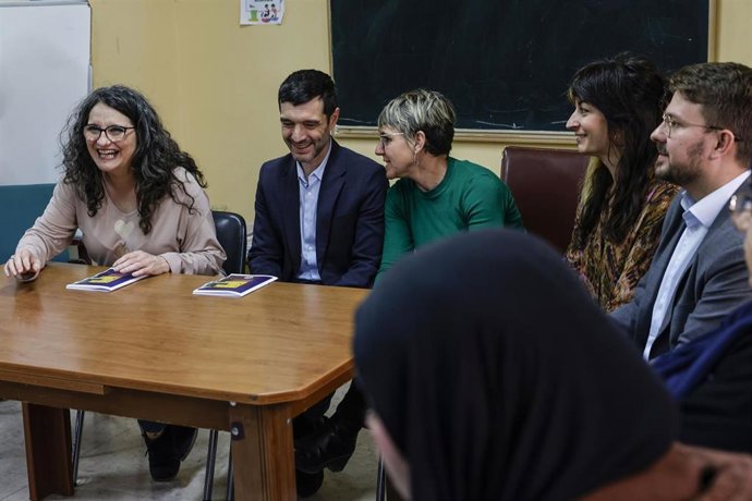 El ministro de Derechos Sociales, Consumo y Agenda 2030, Pablo Bustinduy (2i), y la exvicepresidenta de la Generalitat Valenciana, Mónica Oltra (i), durante una reunión con diferentes entidades de desarrollo comunitario, en Orriols