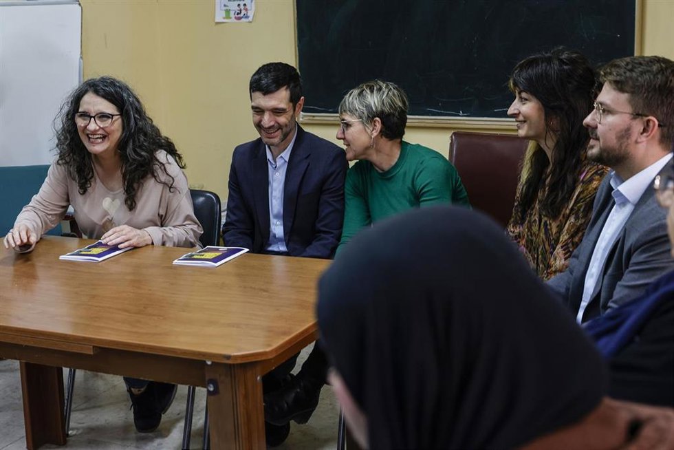 El ministro de Derechos Sociales, Consumo y Agenda 2030, Pablo Bustinduy (2i), y la exvicepresidenta de la Generalitat Valenciana, Mónica Oltra (i), durante una reunión con diferentes entidades de desarrollo comunitario, en Orriols