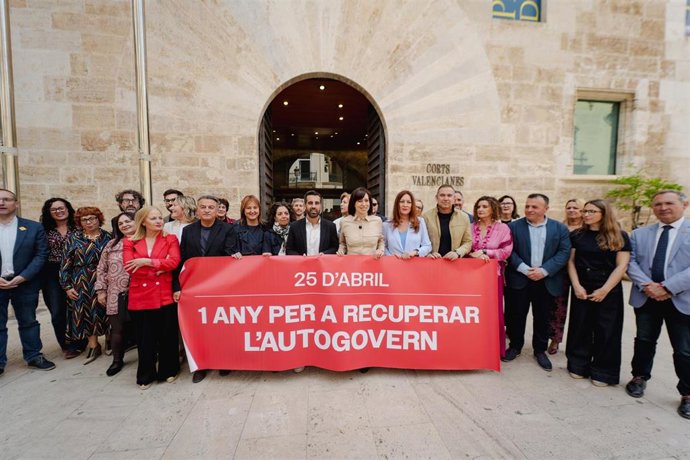 La secretaria general del PSPV-PSOE, Diana Morant (c), participa en la conmemoración de la celebración del 25 de abril a la puerta de Les Corts Valencianes, a 23 de abril de 2026, en Valencia