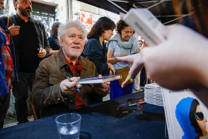 El director de cine Pedro Almodóvar en Barcelona por la Diada de Sant Jordi.