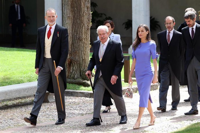 El Rey Felipe VI, Gonzalo Celorio, la Reina Letizia y el ministro de Cultura, Ernest Urtasun, tras la entregara del Premio de Literatura en Lengua Castellana “Miguel de Cervantes” 2025 al escritor mexicano, a 23 de abril de 2026, en Alcalá de Henares (Mad